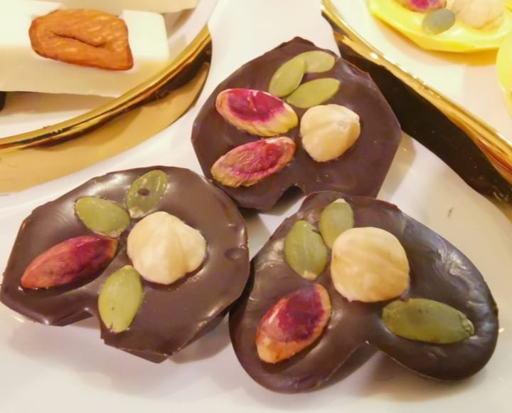 IMG-20250228-WA0000 شکلات قلبی شیری آجیلی سایز 4 - Image 1